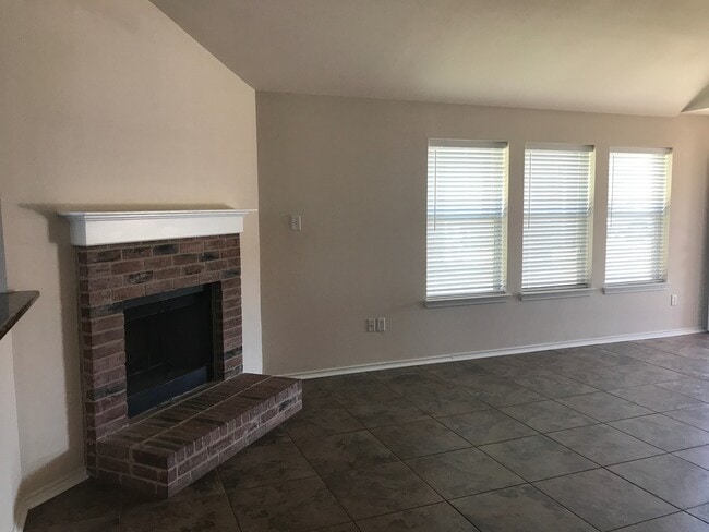 Building Photo - 4/2/2 Fenced yard NORTH LONGVIEW