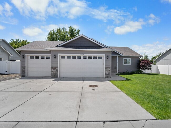 Foto del edificio - Beautiful home 5MILE/Big Yard & Garage