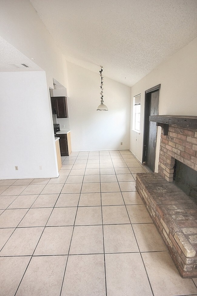 Building Photo - Spacious Duplex in Round Rock!