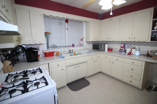 Building Photo - 10944 S Artesian Ave