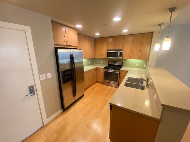 Building Photo - Advent - Low Deposit In-Unit Laundry Condo...