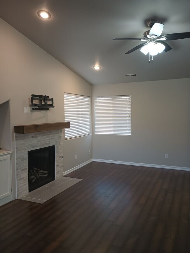 Building Photo - Beautiful Home in West Cedar City * HALF O...