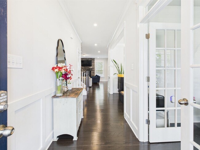 Foto del edificio - Spacious 5-Bedroom Colonial Home for Rent ...