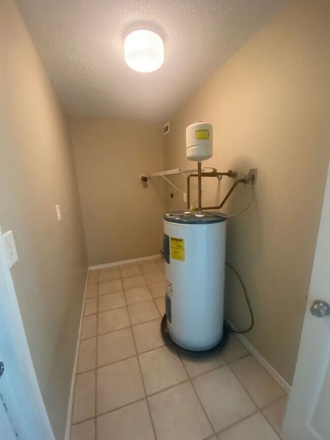 Foto del edificio - Beautiful 2 Story Home, Centrally Located in a Quiet Neighborhood! *1/2 OFF 1st Month's Rent!*