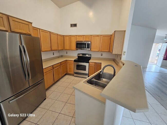 Foto del edificio - Impeccable 3 Bedroom POOL  home  GILBERT a...