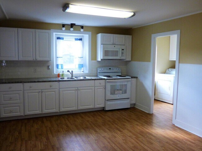 Foto del edificio - 3BR 1BA Farmhouse!