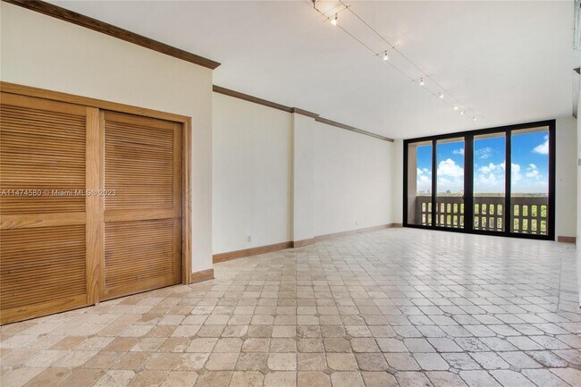 Foto del edificio - 90 Edgewater Dr