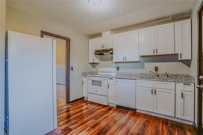 Building Photo - 2877 Whispering Hills Dr