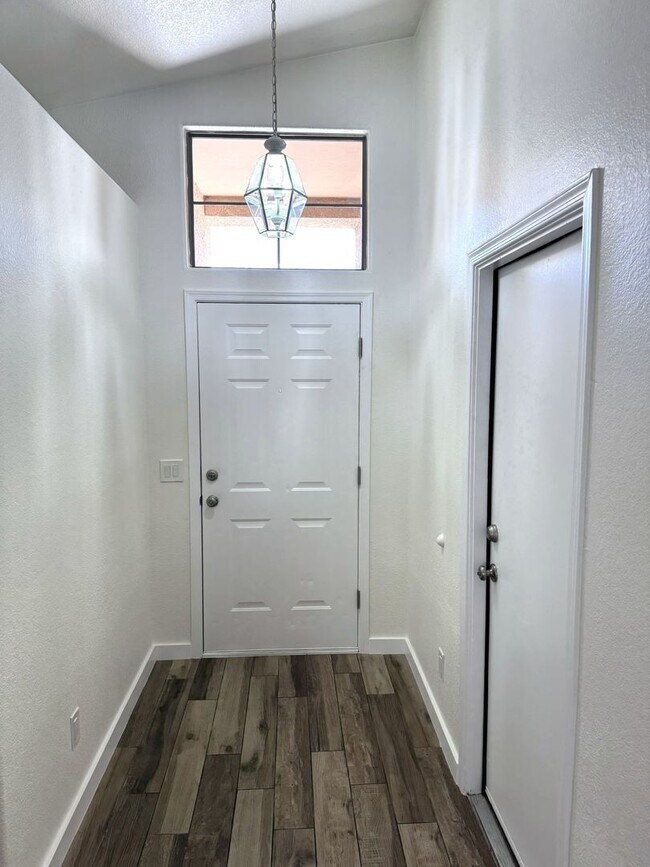 Foto del edificio - Beautiful Remodeled 3 bed, 2 bath home in convenient El Mirage neighborhood!