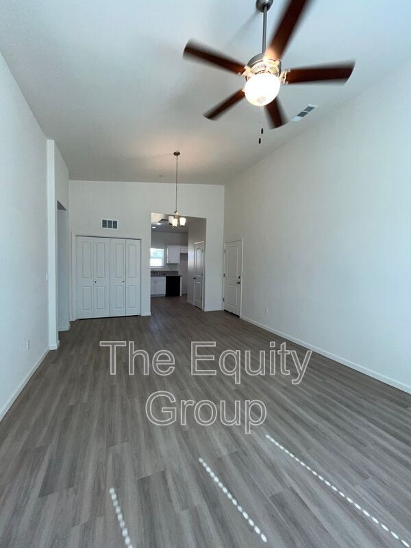 Primary Photo - 4114 E Kaweah Ave