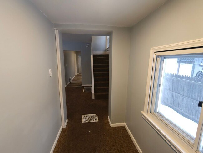 Foto del edificio - Spacious 5-Bedroom, 3-Story Home with Front & Back Yard