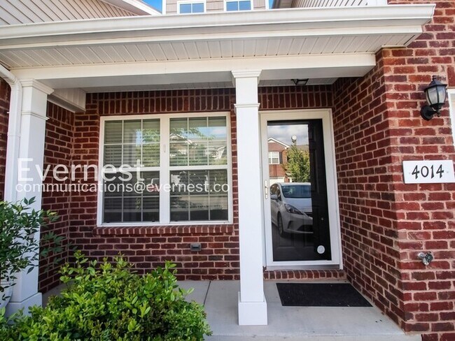 Foto del edificio - Spacious Home with Fenced Yard and Garage