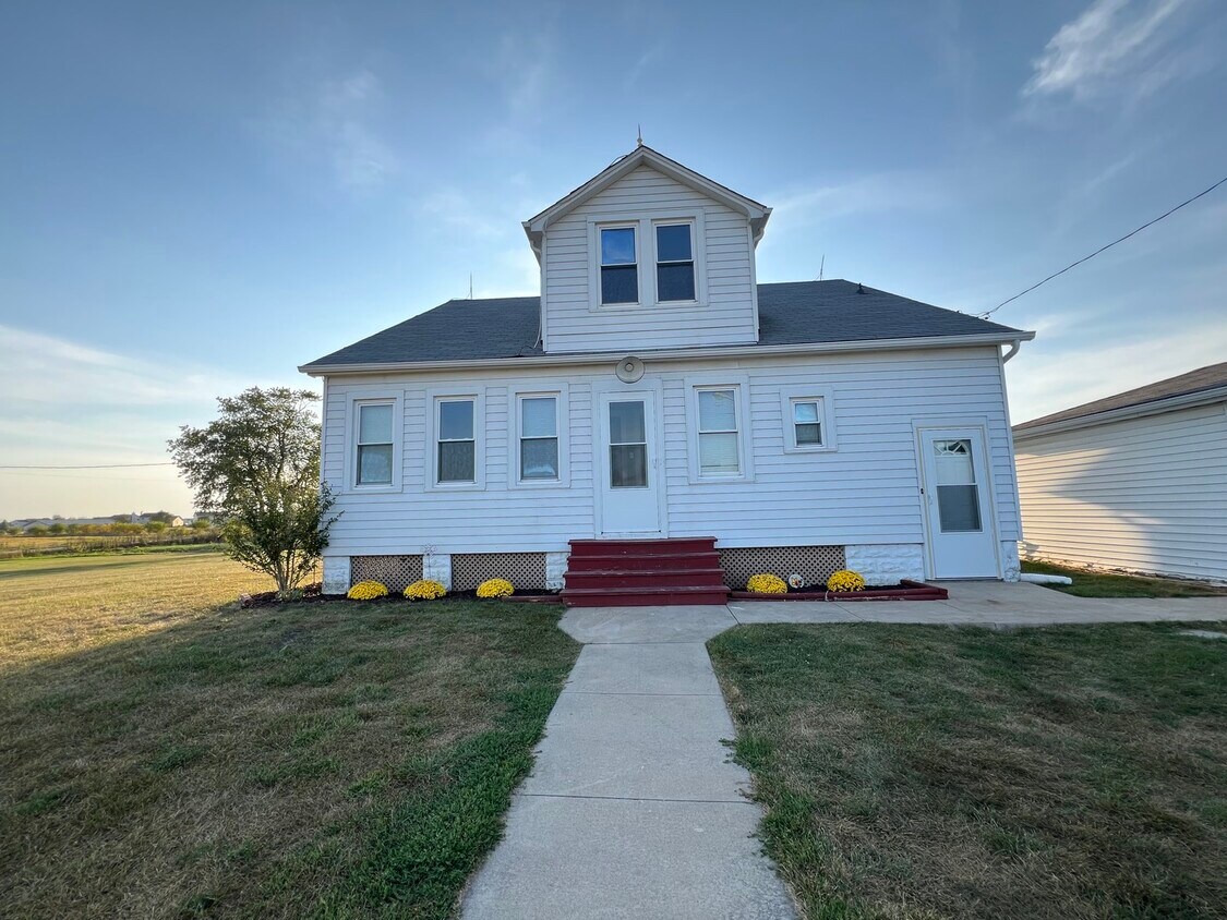 Primary Photo - 124 E Eagle Lake Rd