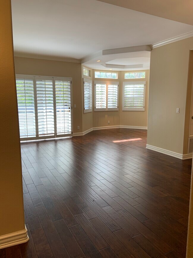 Pisos de madera maciza en toda la unidad. - 14415 Benefit St