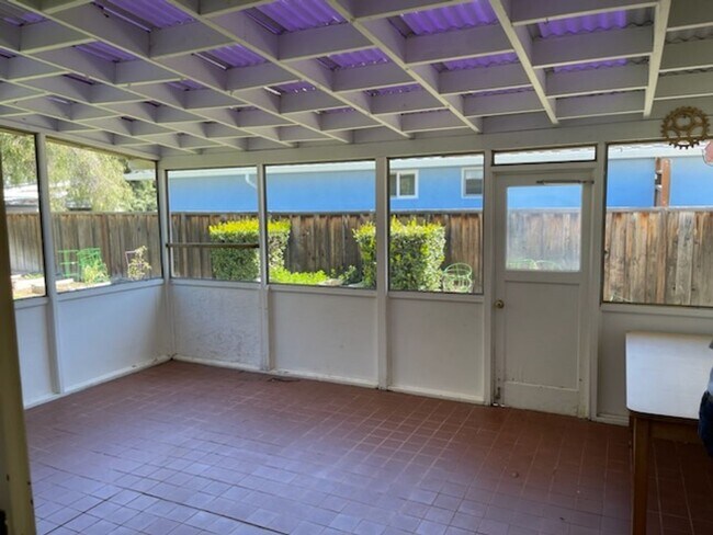Foto del edificio - Lovely 3 Bedroom with spacious yard. Great location!