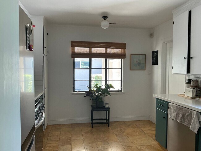 Building Photo - Charming 2 Bedroom Home with Studio/Office...