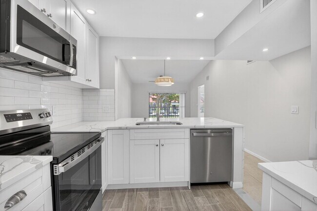 Building Photo - 6649 Somerset Dr