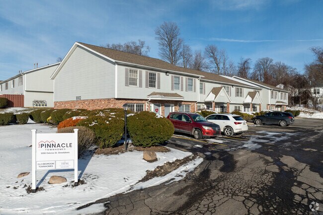 Foto del edificio - Pinnacle Townhomes