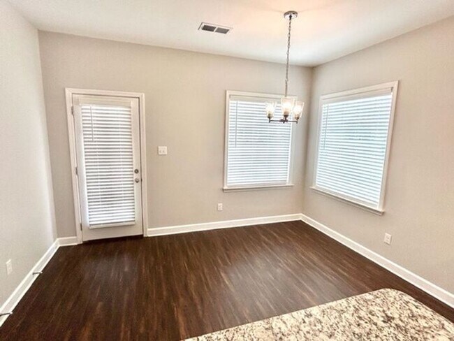 Foto del edificio - Now Leasing A 4 Bedroom 2.5 bath home in S...