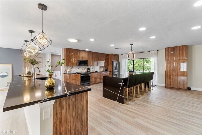 Foto del edificio - 5 br, 3 bath House - 4160 NW 100th Ave