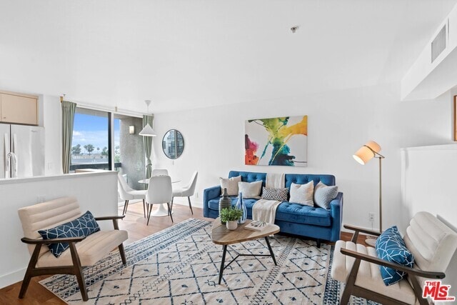 Foto del edificio - 7320 Hawthorn Ave