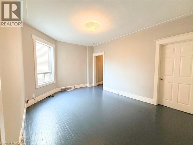 Photo du bâtiment - 254 Emerald St N