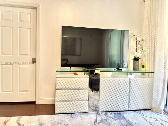 Foto del edificio - 17145 N Bay Rd