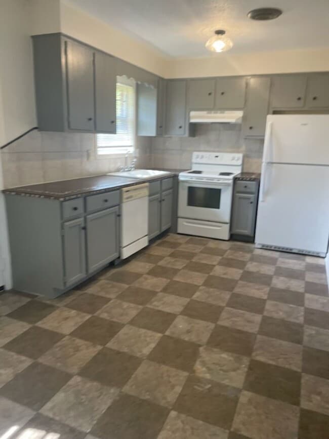 Building Photo - Clean, Move in Ready 4 Bedroom Home