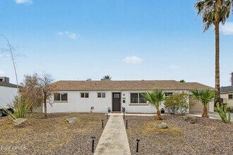 Building Photo - 2208 W San Miguel Ave