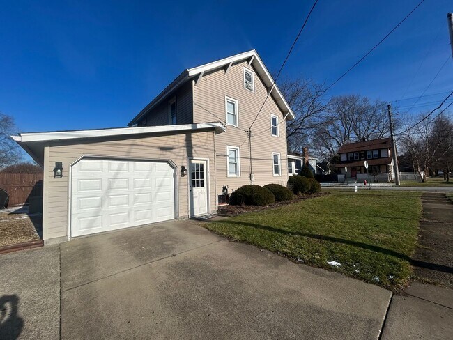 Foto del edificio - Stunning, Fully Updated 4 Bedroom, 2 Bath Home with Classic Charm!