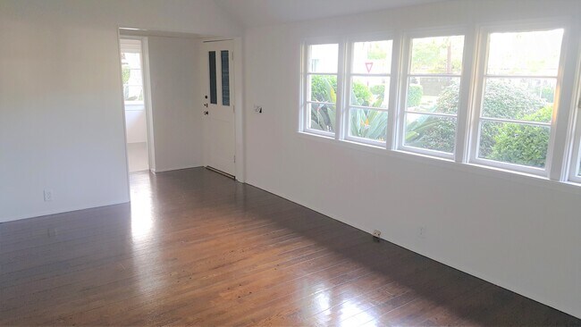 Foto del edificio - 8531 Rosewood Ave