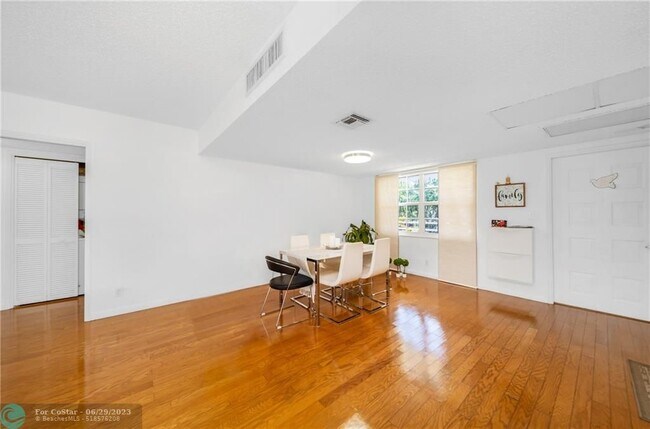 Foto del edificio - 565 Oaks Ln