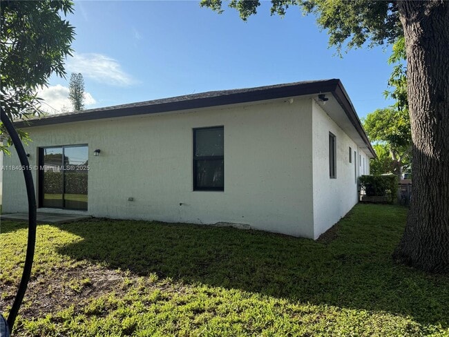 Building Photo - 5140 SW 24th St