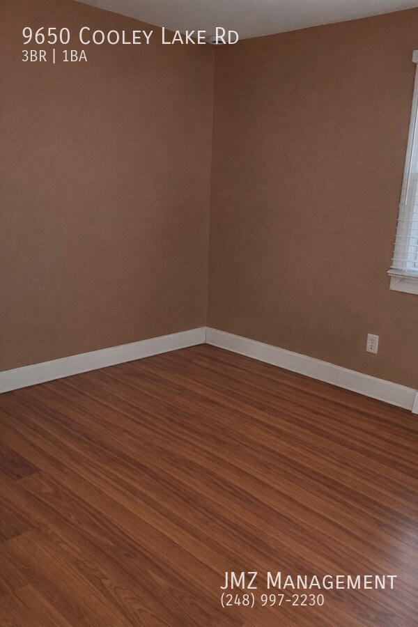 Foto del edificio - 9650 Cooley Lake Rd