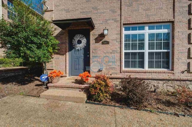 Building Photo - *Coming Available in October* Pride of ownership shines in this convenient Midtown, 2 BR & 2.5 BA...
