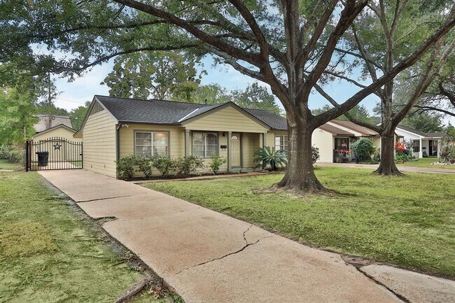 Building Photo - 1610 Cheshire Ln