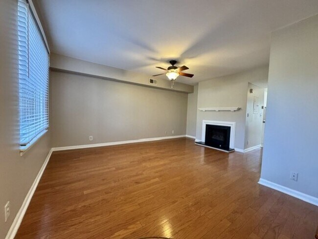 Foto del edificio - 2 Bed, 1.5 Bathroom Townhome with 2 Vehicle Carport