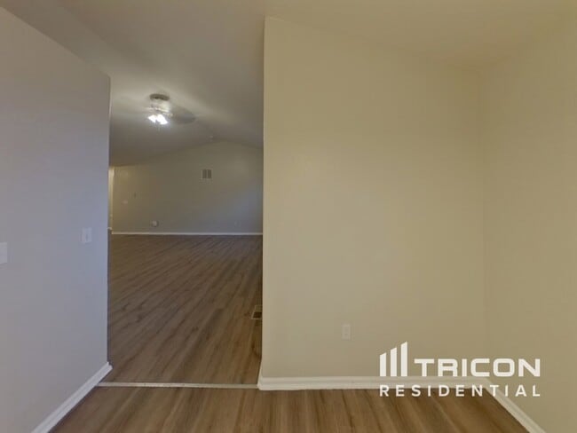 Building Photo - 1115 Legend Oak Dr