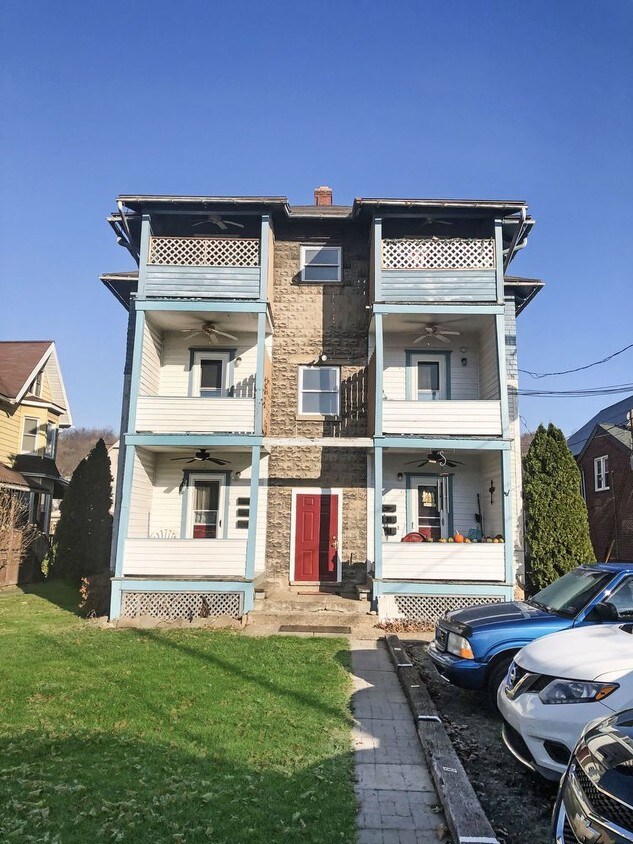 Great 2BR/1BA 650/Month HEAT INCLUDED!! Apartment for Rent in