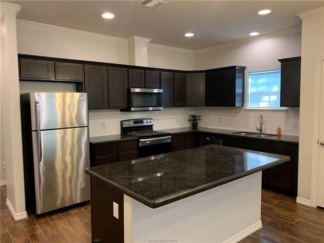 Building Photo - 1800 Bamboo St