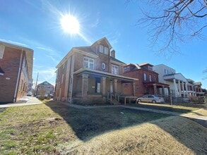 Building Photo - 165 E 12th Ave