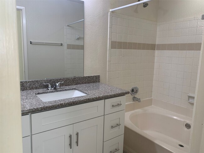 Foto del edificio - 2710 Grants Lake Blvd