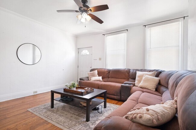 Foto del edificio - Renovated Home - South Side Flats