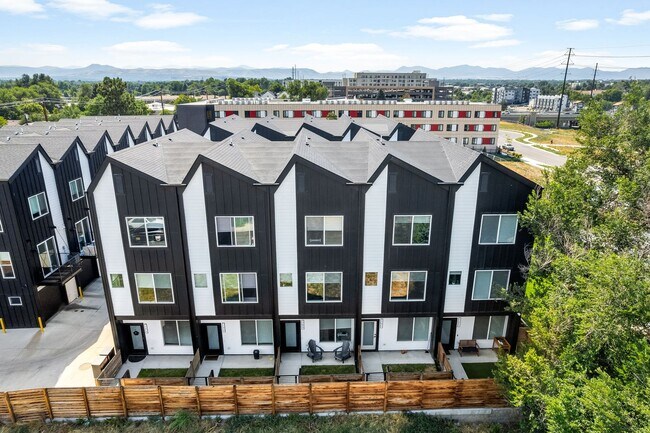 Foto del edificio - Gorgeous 3 bedroom, 4 bathroom townhome minutes from Sloan's Lake!