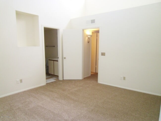 Building Photo - 16706 E Almont Dr