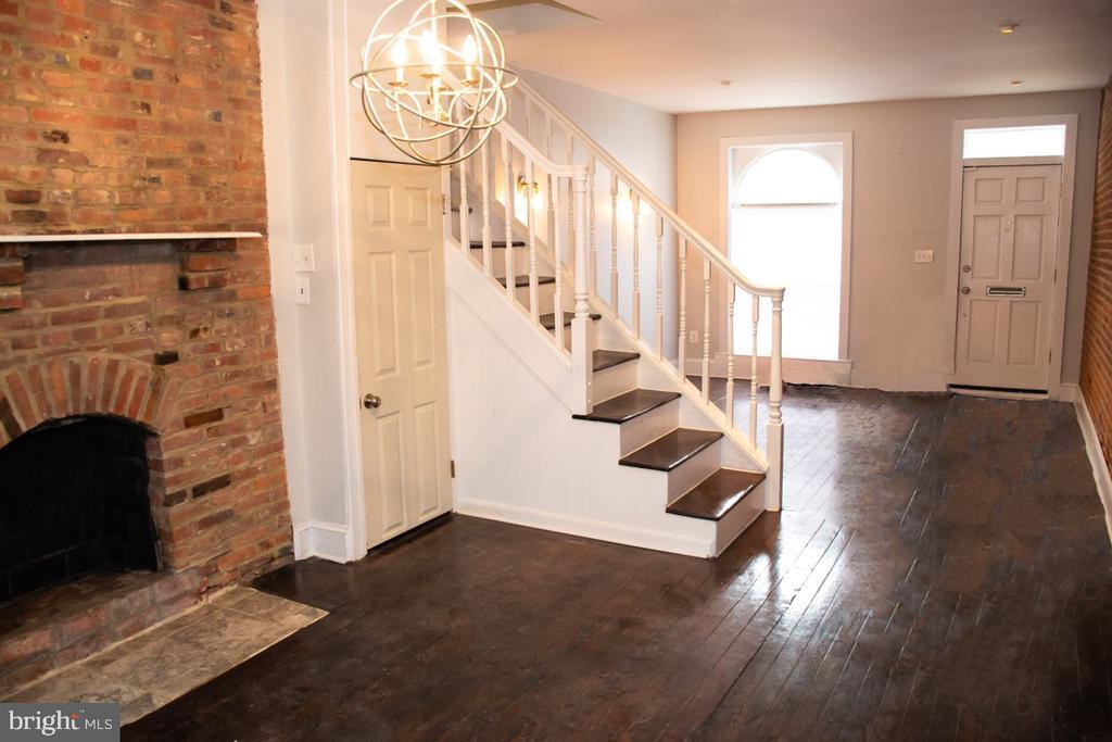 Primary Photo - 8 E Henrietta St
