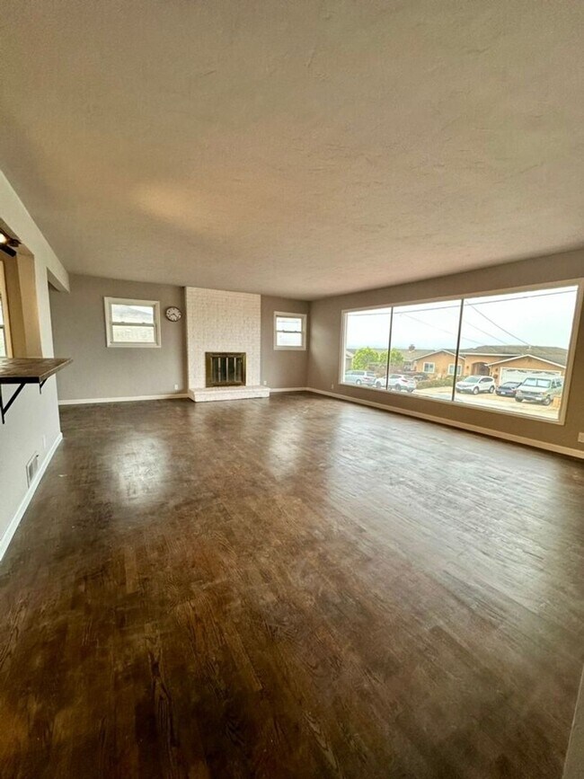 Building Photo - Spacious Coastal Home with Ocean Views and...