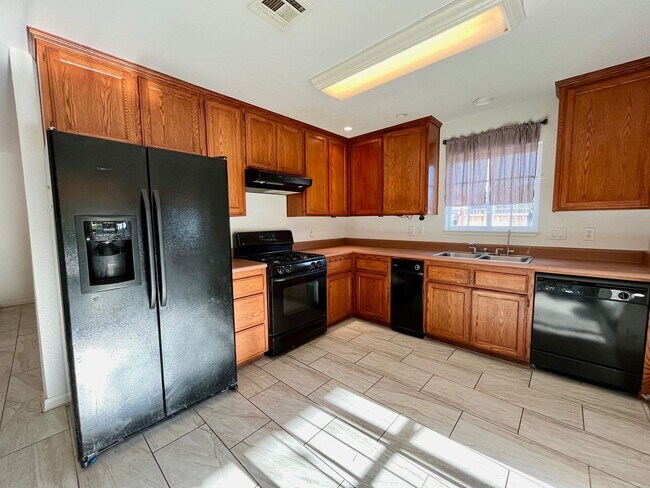 Building Photo - AVAILABLE NOW! LOVELY 2 Bed 2 Bath Home in...