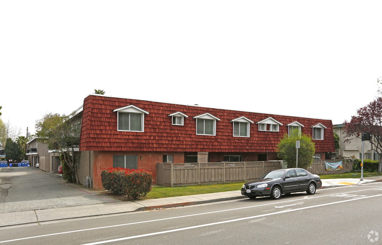 Primary Photo - Chateau Beau Apartments