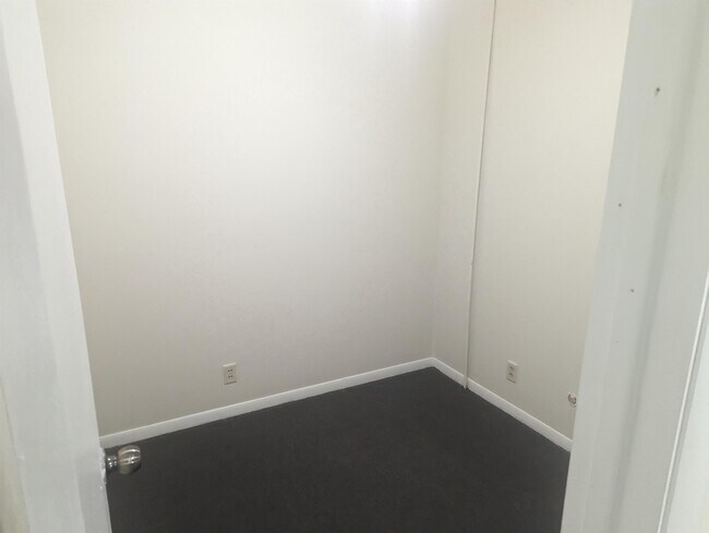 Building Photo - 2205 Dale Dr